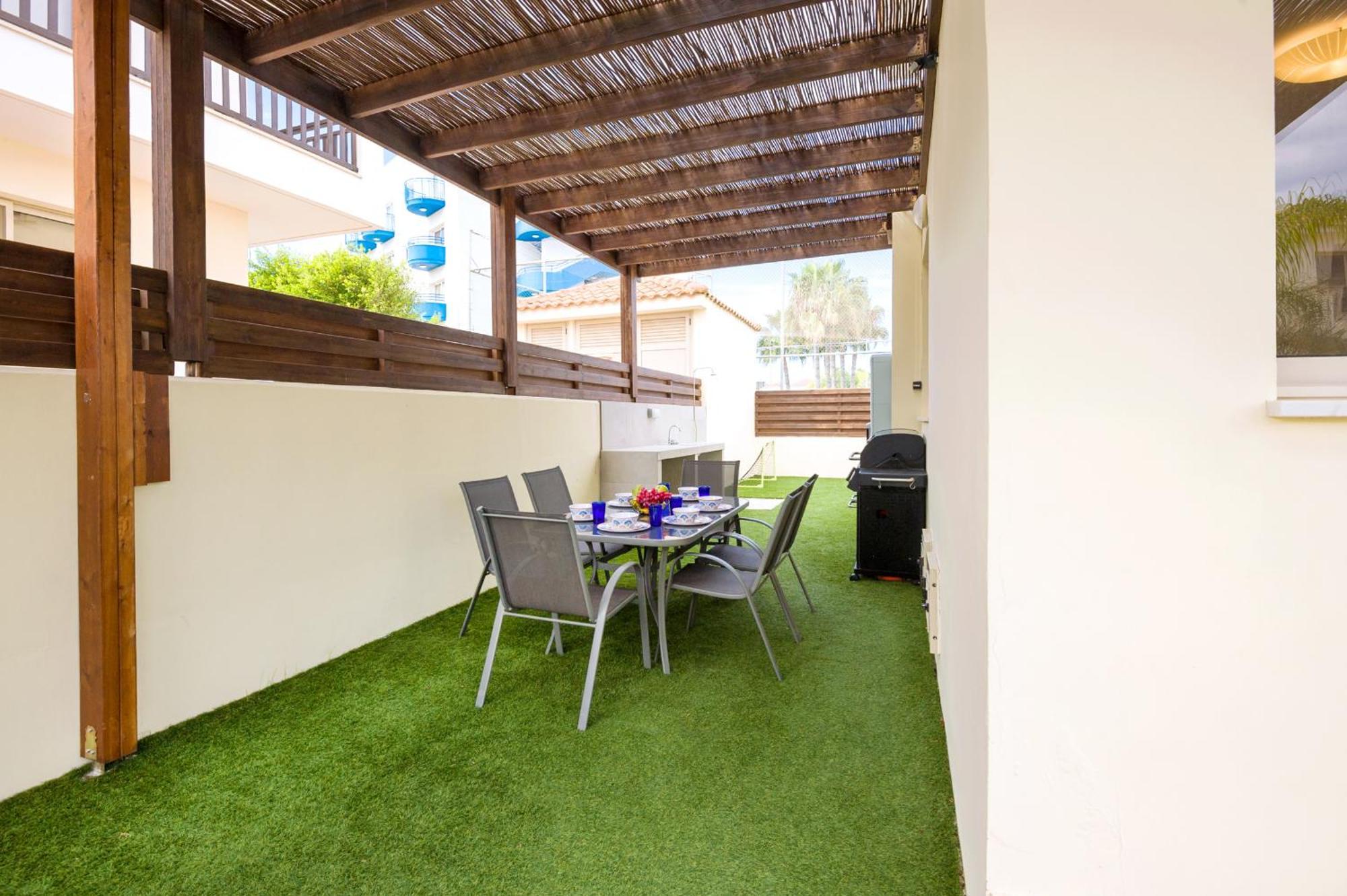Villa Oasis Pernera Екстериор снимка